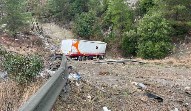 Adana-Pozantı Otoyolu’nda Dehşet! Tır 50 Metre Yuvarlandı