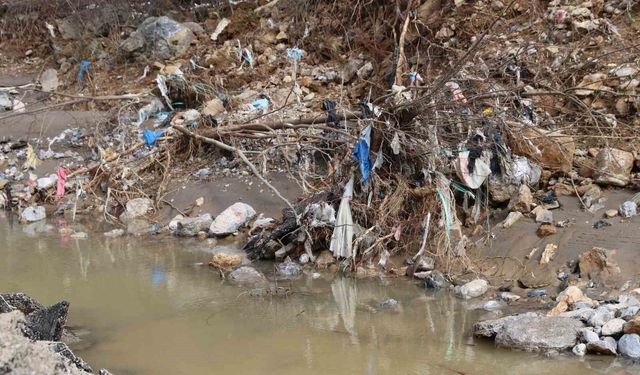 Adana’da Selin Ardından Çöp Dağları Ortaya Çıktı