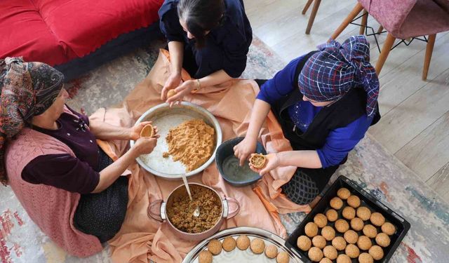 Kozan’da Bayram Mesaisi Başladı: Kadınlar İçli Köfte İçin Seferber Oldu
