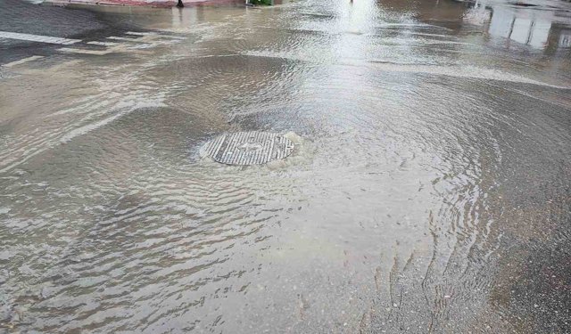 Yağmur Yok Ama Cadde Göle Döndü! Adana’da Şaşırtan Olay