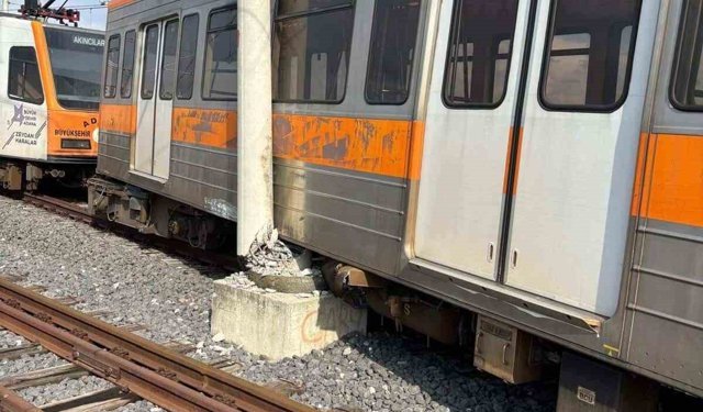 Adana’da Metro Raydan Çıktı! Direğe Çarparak Durabildi