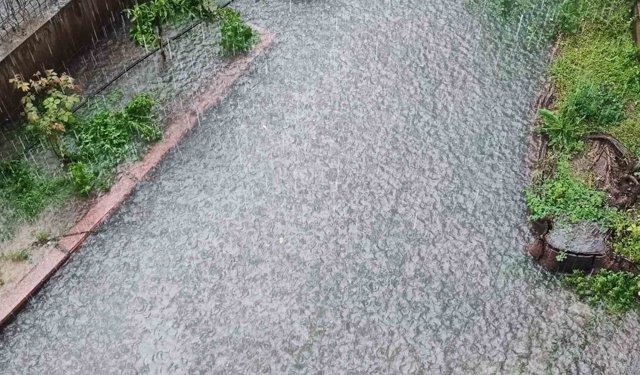 Adana’da Semt Pazarları Göle Döndü! Vatandaşlar ve Esnaf Zor Durumda