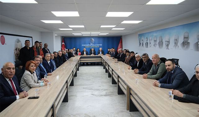 CHP Adana’da Bayram Coşkusu: Partililer Yağmur ve Soğuğa Rağmen Alanı Doldurdu