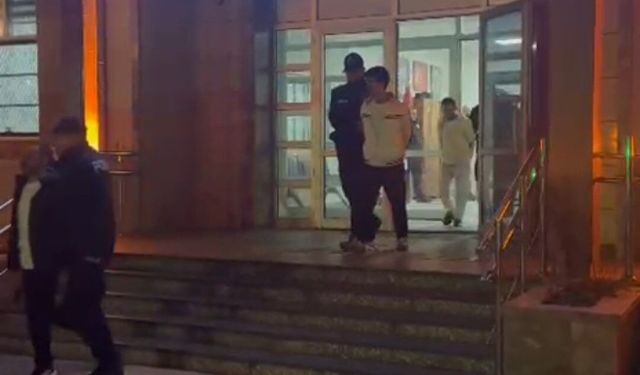 Adana’da Aranan 3 Kişi Yangın Merdiveninde Gizlenirken Yakalandı