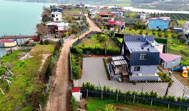 Baraj Gölü Kıyısındaki Evler İçin Yıkım Kararı! Mahalleli Belediyeyi Alkışlarla Protesto Etti