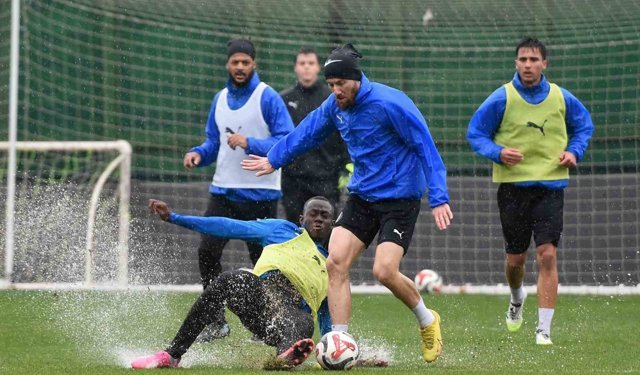 Manisa FK Adana’ya Hazır! Deplasmanda Kritik Maç Öncesi Son Hazırlıklar