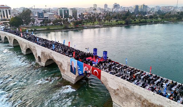 Taşköprü İlk Kez Böyle Doldu: Yüreğir Belediyesi’nden Dev İftar Sofrası!