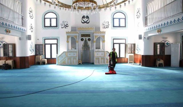 Yüreğir’de Bayram Seferberliği! Camiler Baştan Sona Temizlendi