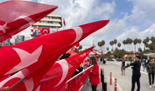 Adana’da 23 Nisan’da Meydanlar Doldu Taştı! İşte Renkli Görüntüler