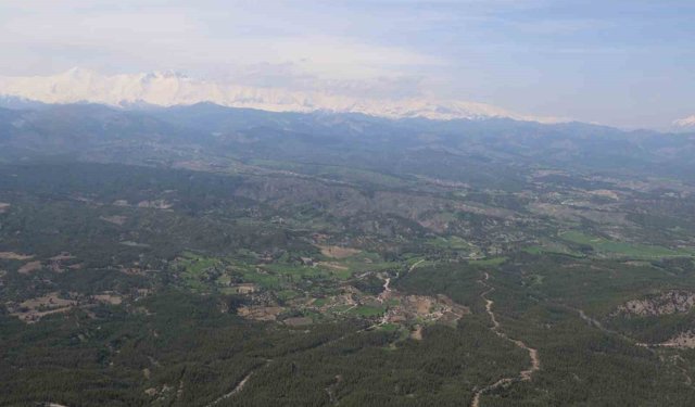 Aynı Anda İki Mevsim! Aladağ’da Görülmesi Gereken Manzara