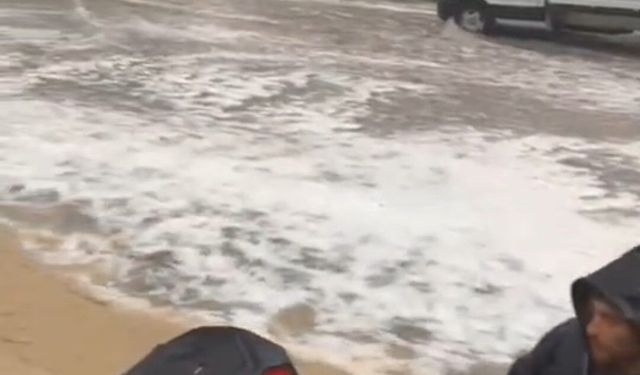 Adana’da Gökyüzü Boşaldı! Sokaklar Nehre Döndü