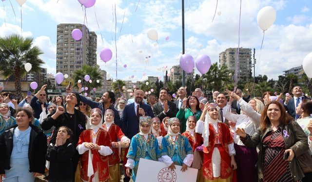 Adana’da Gökyüzü Mor Oldu: Kanser Farkındalığı İçin Yüzlerce Balon Uçuruldu!