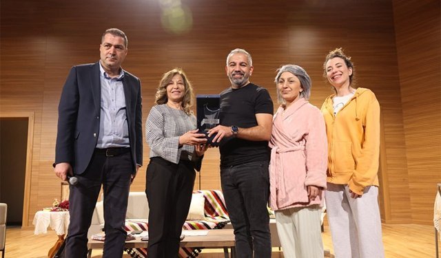 “Demans Pratiği” Adana’da Sahnelendi: Bilim ve Sanat Bir Araya Geldi!