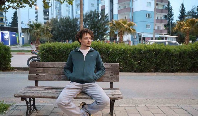 Kozan’da Viral Olay! Aynı Bankta Başkanla Poz Verdiler