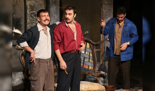 İzmir Devlet Tiyatro Ekibi, Adana’da ‘Oyun Oyun İçinde’ Tiyatroyu Sergiledi