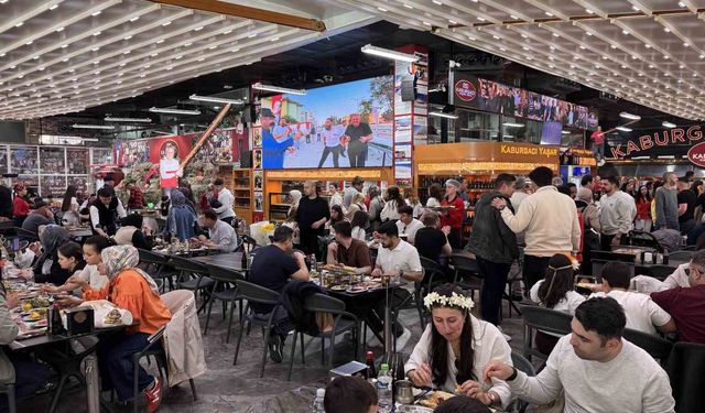 Karnaval Coşkusu Esnafa Yaradı! Kebapçılarda Yer Kalmadı