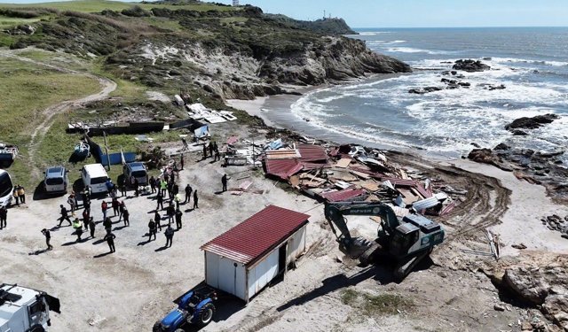Karataş Sahilinde Kaçak Yapılara Gece Operasyonu: Tek Tek Yıkılıyor