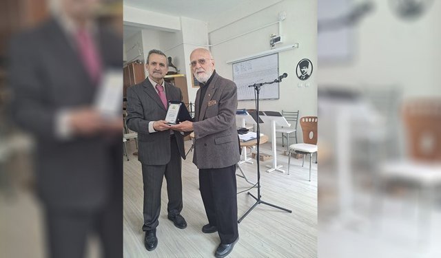 Üç Sanatcıya Armaganları Verildi