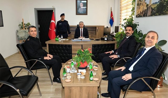Vali Sayın Mustafa Yavuz Karaisalı’da Jandarma ve Emniyeti Ziyaret Etti: “Huzur ve Güven Önceliğimiz”