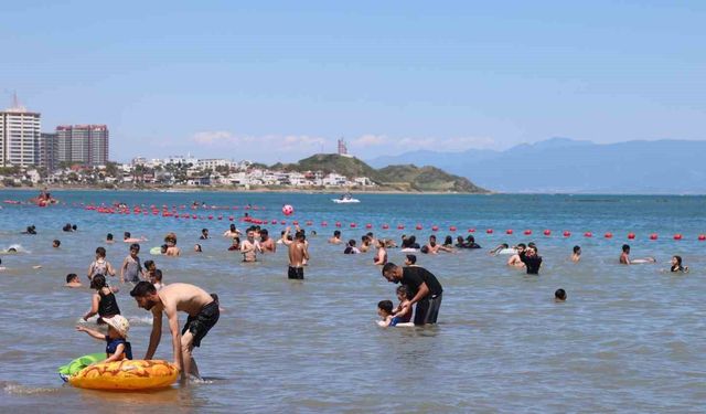 Bayramın Son Gününde Yumurtalık'ta İğne Atılsa Yere Düşmedi!