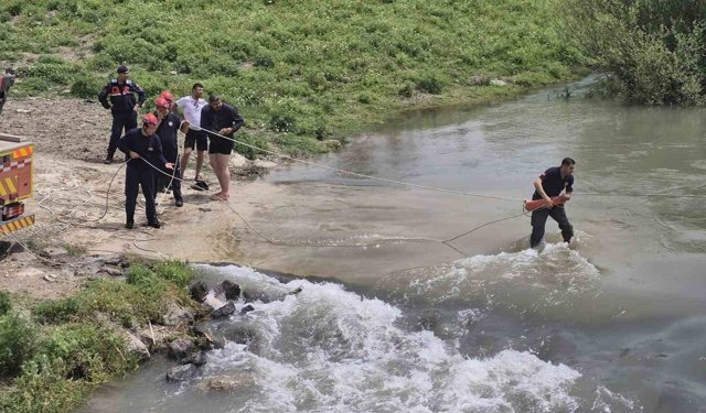 Adana’da Korku Dolu Anlar! Nehirde Mahsur Kalan 2 Kişi Son Anda Kurtarıldı