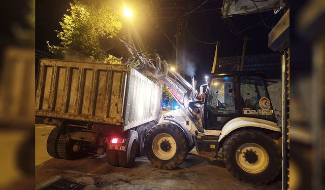 Ceyhan Belediyesi’nden Gece Mesaisi! 5 Mahallede Hummalı Çalışma