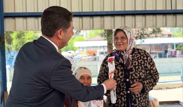 Feke’de Anneler Günü Sürprizi: Tezgâh Başında Çiçek Dağıtıldı