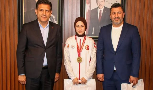 Kozan’ın Gururu Azranur Çetin, Türkiye’yi Tek Başına Temsil Edecek