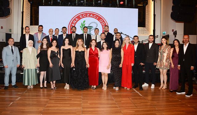 Mesleğinde 30 ve 50 Yıllık Duayen Eczacılara Plaket