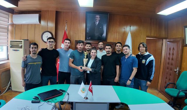 Şampiyonluk Kupasını Dekan Koluman’a Takdim Ettiler