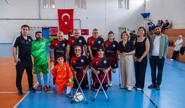 Seyhan’da Duygulandıran Maç! Engeller Sahada Dayanışmayla Aşıldı