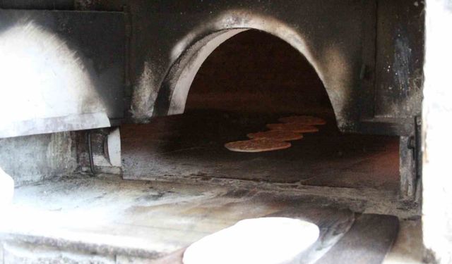 Adana'da Ekmek İçin Ateşle Mücadele! Fırıncılar 80 Derecede Çalışıyor