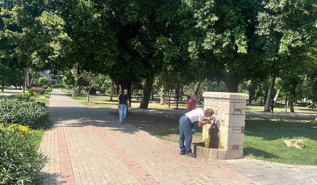 Adana Kavruluyor! Vatandaşlar Gölgelik Alanlara Sığındı