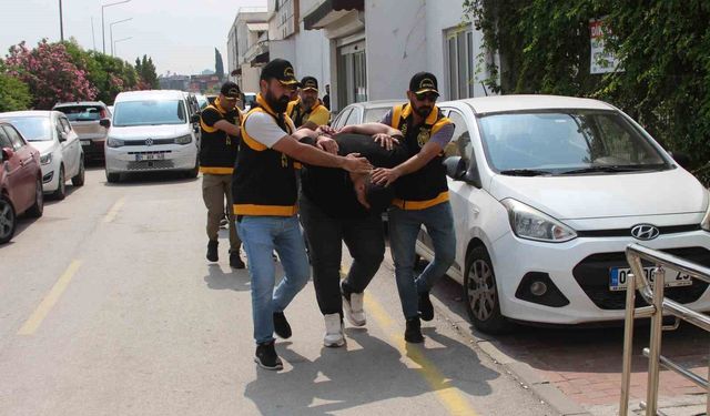 Adana'da Cadde Ortasında Dehşet! Aile Kavgası Kameraya Yansıdı