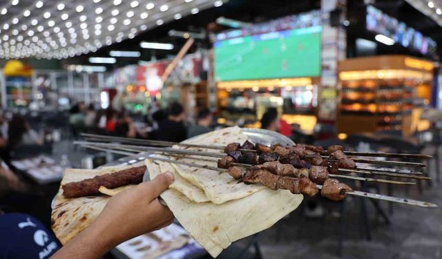 Adana’da Milli Maç Coşkusu! Kebap ve Ciğer Eşliğinde Dev Ekran Şöleni