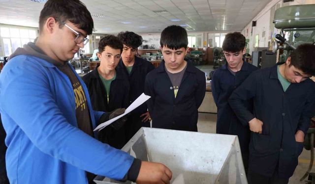 Meslek Liseliler Yaptı, Atıklar Yeniden Hayat Buldu