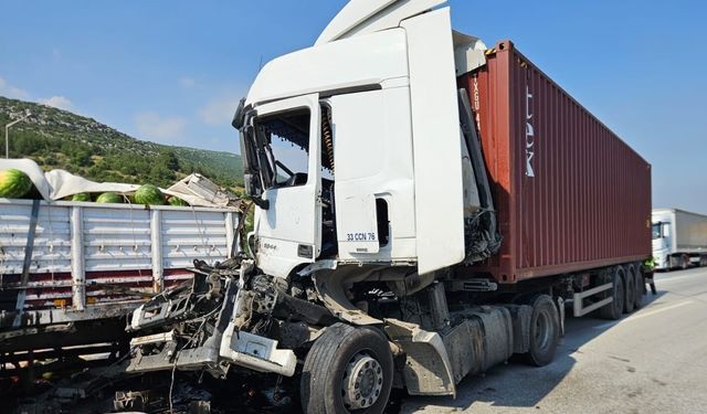 Adana Otoyolunda Feci Tır Kazası! Sürücü Hastanelik Oldu
