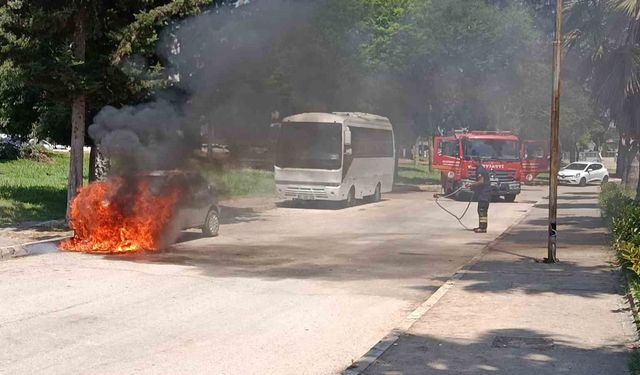 Adana'da Park Halindeki Otomobil Alev Alev Yandı!
