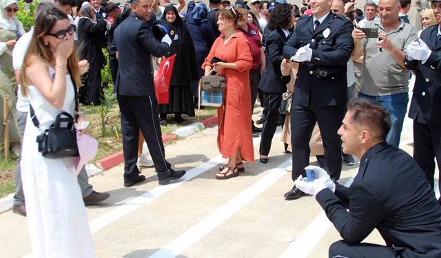 Kepini Attı, Diz Çöktü! Mezuniyet Törenine Damga Vuran Anlar