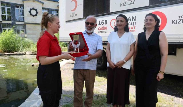 Adana'da Örnek Davranış! 50'nci Kan Bağışında Plaketle Ödüllendirildi