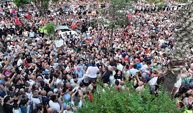 Adana, Liderine Sahip Çıktı