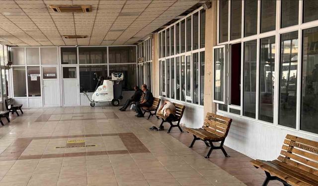 Adana Otogarında Sıcak İsyanı! Yolcular Klimasız Bekleme Alanlarına Tepkili