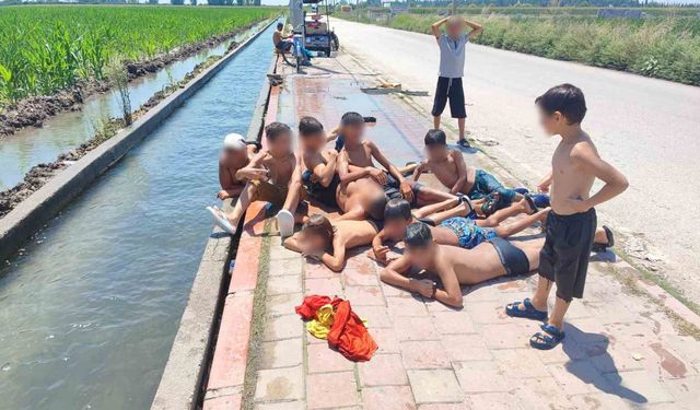 Adana'da Kavurucu Sıcak! Çocuklar Sulama Kanalını Plaja Çevirdi