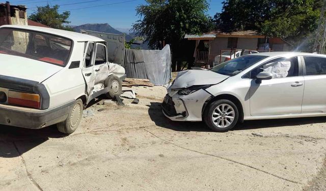 Kozan-Feke Yolunda İki Otomobil Çarpıştı: 2 Yaralı