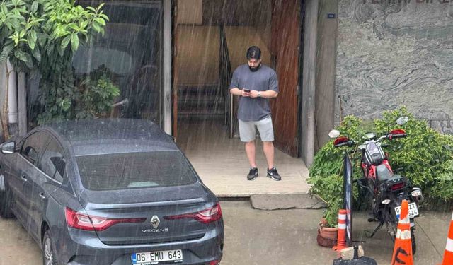Adana'da Temmuz Sürprizi! Kavurucu Sıcağın Ardından Yağmur Geldi