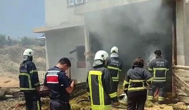 Adana'da Korkutan Yangın! Dakikalar İçinde Saman Balyaları Küle Döndü
