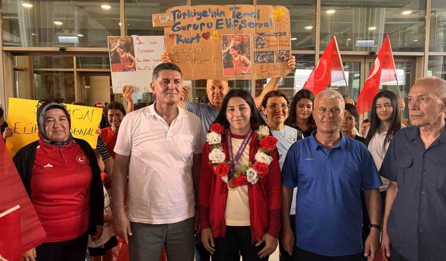 Avrupa Şampiyonu Elif Şevval Kurt'a Adana'da Coşkulu Karşılama!