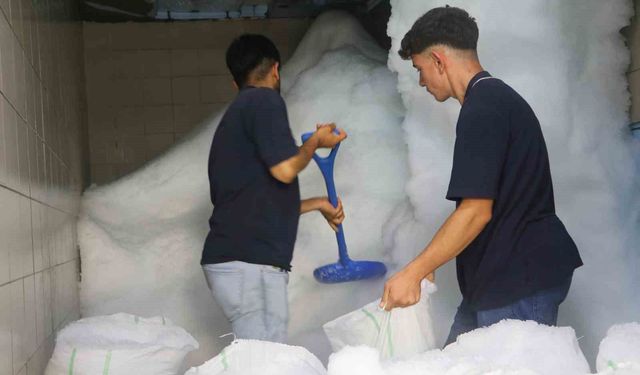 Adana’da Sıcaktan Kaçan Buzhaneye Koşuyor: Dışarı Yaz, İçerisi Adeta Kış