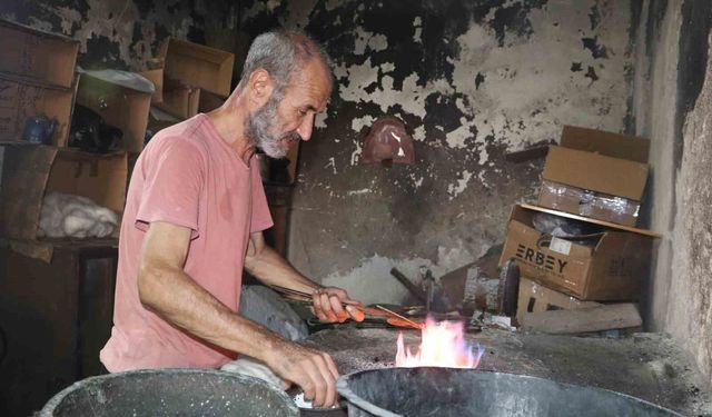 Adana'da Zamana Direnen Usta! 4 Kuşaktır Bakır Kaplara Yeniden Hayat Veriyor