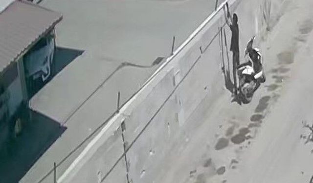 Adana'da Pes Dedirten Hırsızlık! Gündüz Vakti İnternet Kablolarını Böyle Çaldı
